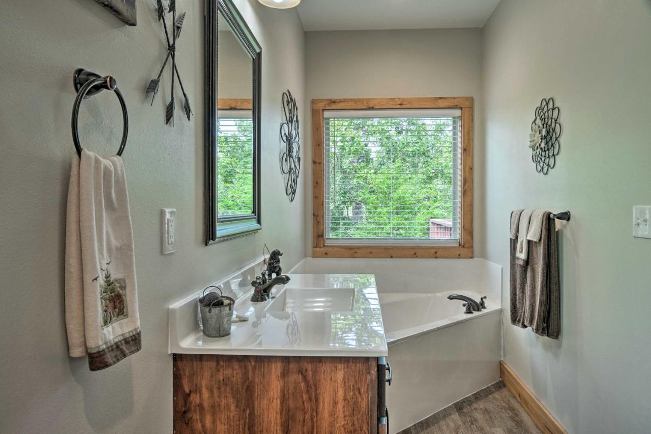 Branson West Cabin With Pool Access And Golfing Extérieur photo